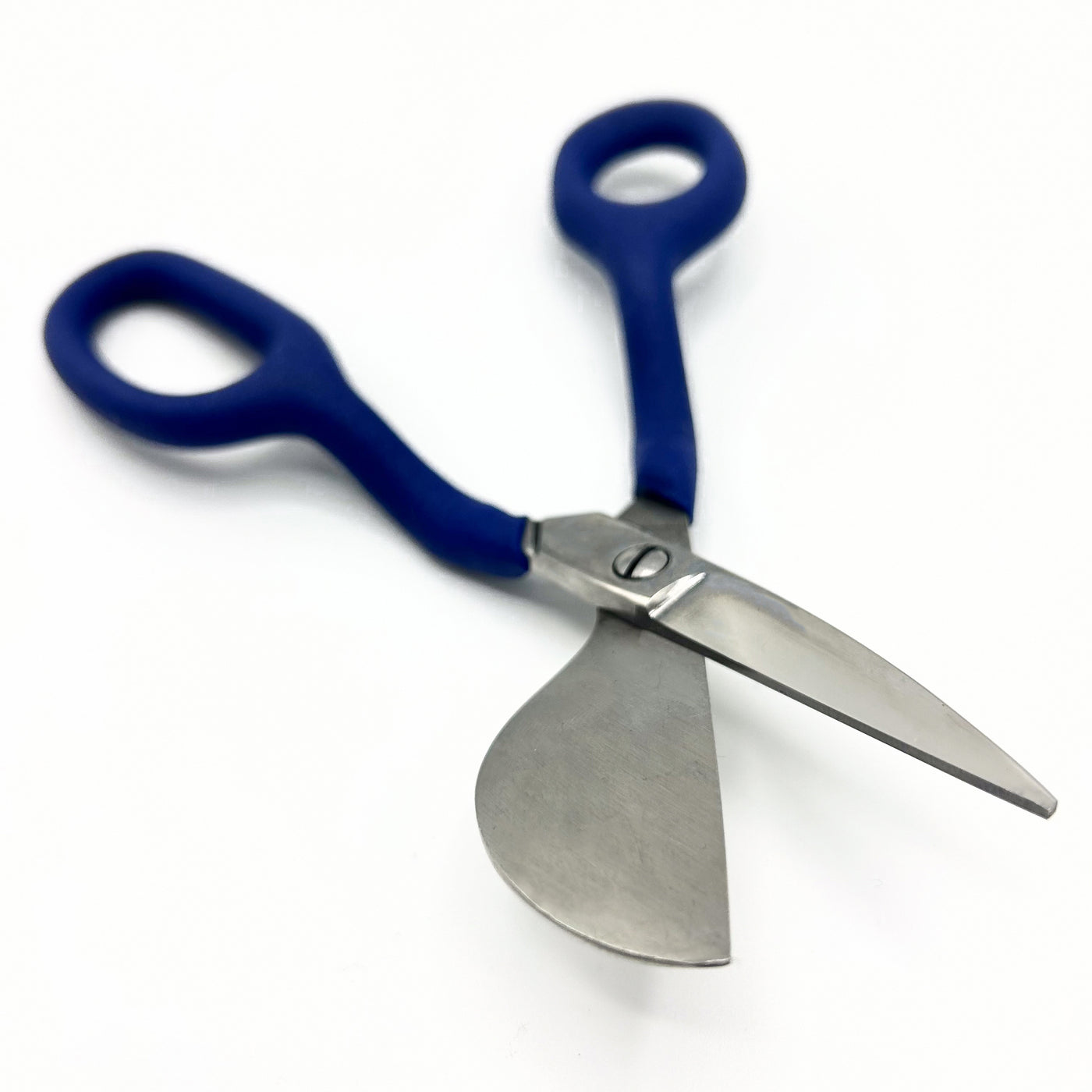Essential rug-making shears featuring a wide duckbill blade for precise pile trimming and comfortable, moulded grip handle