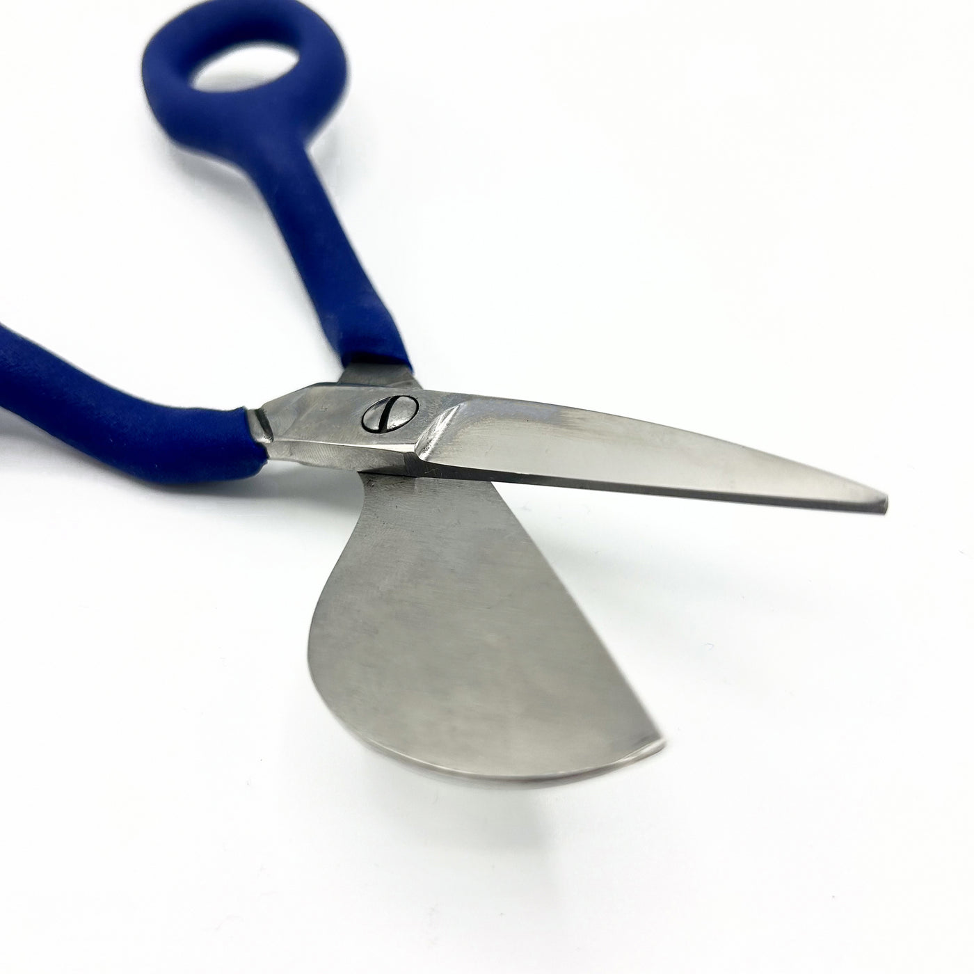 Duckbill Scissors with a wide paddle blade for precise close-up trimming, an essential tool for professionals and beginners 